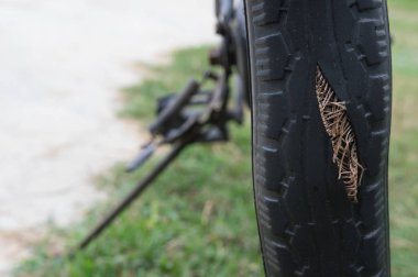 Lastik tatili, şişme, tehlike sinyalleri, lastik değiştirme vakti uyarı.