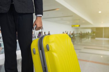 İşadamı ve bavul Havaalanı kalkış salonu, uçağın arka plan bulanık, yaz tatil kavramı, seyahat bavul Havaalanı terminal bekleyen alan içinde. .