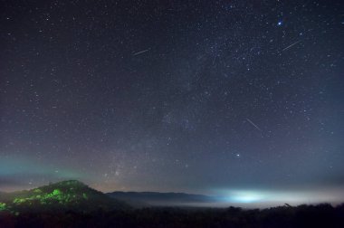 Samanyolu hill, uzun pozlama, Lampang Tayland sis ile gece gökyüzünde Leonid meteor yağmuru sırasında.