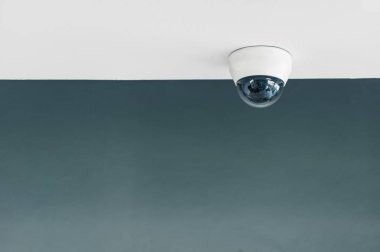 CCTV kameraları beyaz bir hareket kaydetti. Geçit yukarıda duvara monte.