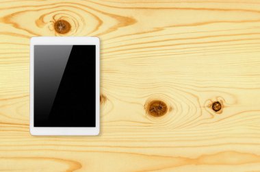 Dijital tablet bilgisayar ile izole perde ahşap arka plan üzerinde kırpma yolu ile.