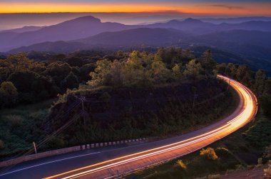 Güzel günbatımı gökyüzü ve bulutlar dağ sis ve ana yol üzerinde. Chiang Mai, Tayland Doi Inthanon Milli Parkı.