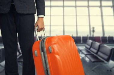 İşadamı ve bavul Havaalanı kalkış salonu, uçağın arka plan bulanık, yaz tatil kavramı, seyahat bavul Havaalanı terminal bekleyen alan içinde. .