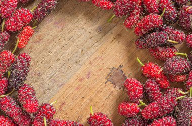 Sabahları doğal ışık bir fon ile taze dut.
