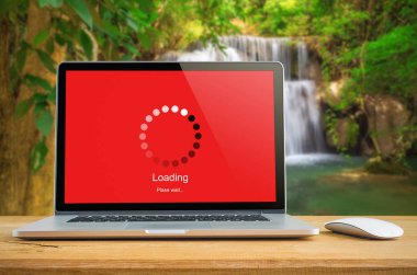 Yükleme çubuğu ile masada dizüstü yüklemek dijital ekranda göstergesi kavramı bekliyor.