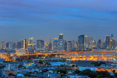 Bangkok Bangkok Tayland alacakaranlıkta iş bölgesinde gökdelen manzaralı.