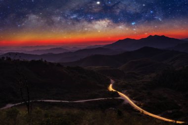 Dağ manzarası, Nern Chang Suek dağ, Pilok Kanchanaburi üzerinde Samanyolu.