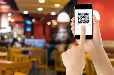 Alışveriş online, beyaz ekranda gerçekçi Qr kod ile ödeme ödemek barkod tarama için mobil uygulama kullanarak kavramı teknoloji.