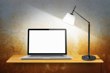 Boş ekran ve resepsiyon duvardaki Tarih lambalar ile dizüstü bilgisayar.