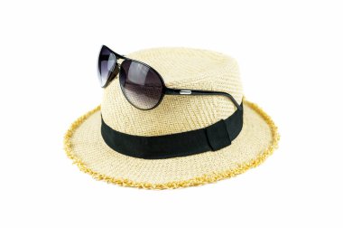 Güneş gözlüğü izole beyaz arka plan, seyahat veya Turizm kavramı üzerinde şapka.