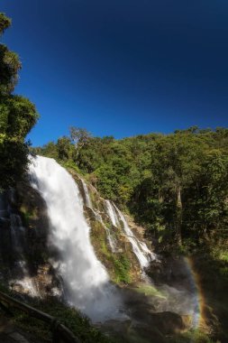 Wachirathan şelale, Doi Inthanon üzerinde büyük bir şelale. Gökkuşağı şelale tabanında. Chiang Mai Tayland.