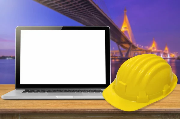 Жовтий Шолом Безпеки Ноутбук Столі Промисловим Фоном Пустий Екрані — стокове фото