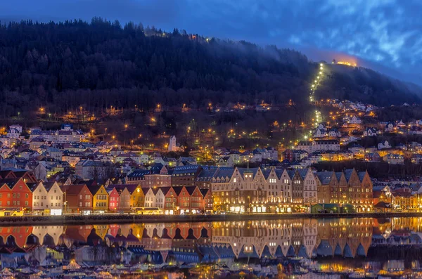 木造着色されたベルゲン ノルウェーの有名なブリッゲン通り — ストック写真