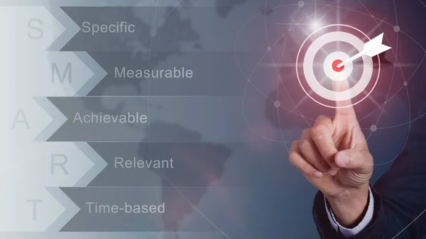 Düğme hedefi sanal ekranında, başarı kavramı, dünya haritaları arka planda basarak işadamı.