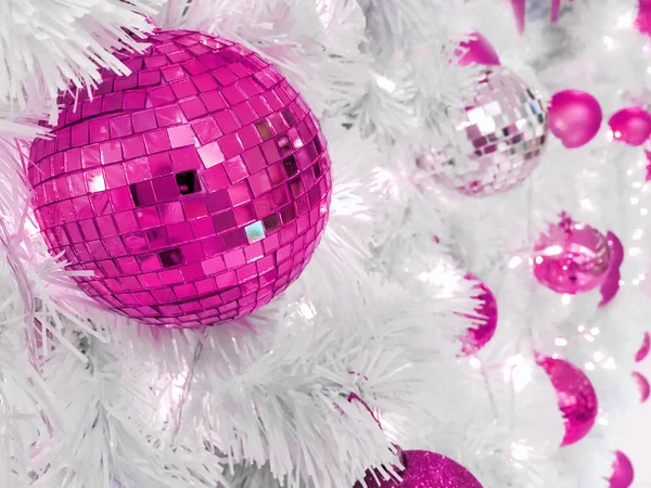Decoração Bola Rosa Árvore Natal Para Feliz Dia Ano Novo — Fotografia de Stock