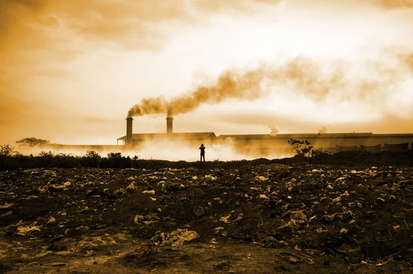 Inquinamento Atmosferico Con Fumo Nero Proveniente Camini Rifiuti Industriali — Foto Stock