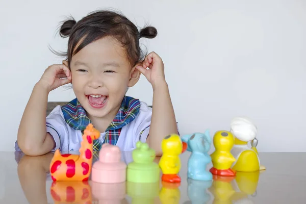Joyeux Mignon Asiatique Petit Enfant Assis Table Jouer Avec Coloré — Photo