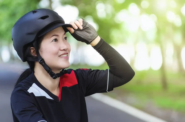 Kerékpáros Sisak Ázsiai Visel Sisakot Készült Kerékpárosok — Stock Fotó