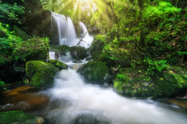 Uomo Daeng Cascata Cascata Con Cambiamento Colore Autunno Bella Natura — Foto Stock