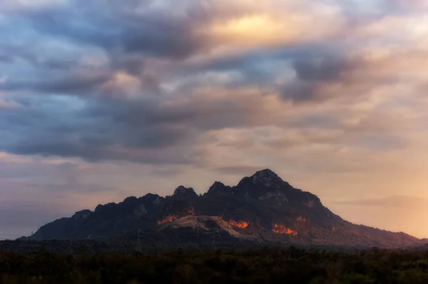 Berg Med Varmt Ljus Mae Moh Lampang Thailand — Stockfoto