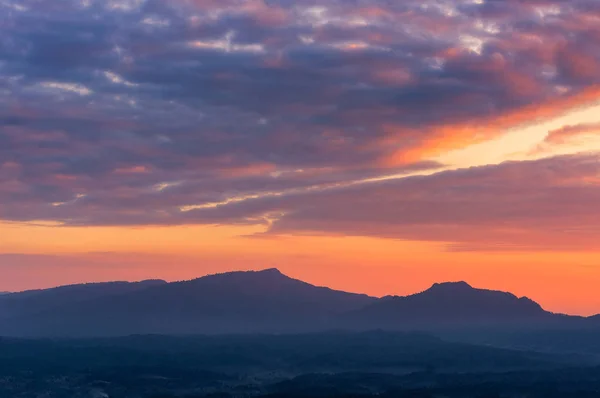 Vacker Soluppgång Med Levande Moln Och Himlen Över Berget Mae — Stockfoto