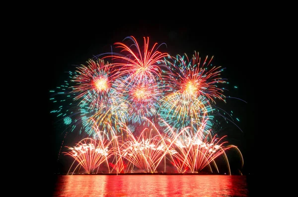 Fuochi Artificio Colorati Sullo Sfondo Del Cielo Nero — Foto Stock