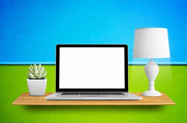 Laptop Lampade Cactus Vaso Libreria Parete Con Schermo Bianco — Foto Stock