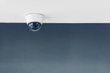 CCTV kameraları beyaz bir hareket kaydetti. Geçit yukarıda duvara monte.