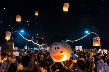 Chiang Mai, Tayland - Kasım 3: fenerler Festivali, çok sayıda turistin gelip Nawarat köprü yüzer fenerler 3, yüzen 2017 Chiang Mai, Tayland.