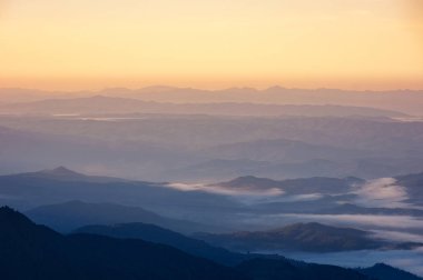 Manzara Dağı, güzel günbatımı gökyüzü ve bulutlar dağ sis ile üzerinden. Chiang Mai, Tayland Doi Inthanon Milli Parkı.