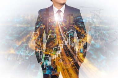 Cityscape ve mali grafik üzerinde bulanık bina arka plan ile işadamı çift pozlama.