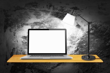 Boş ekran ve resepsiyon duvardaki Tarih lambalar ile dizüstü bilgisayar.