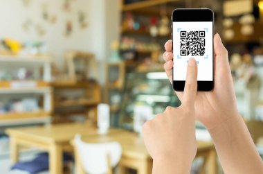 Alışveriş online, beyaz ekranda gerçekçi Qr kod ile ödeme ödemek barkod tarama için mobil uygulama kullanarak kavramı teknoloji.