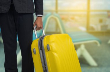 İşadamı ve bavul Havaalanı kalkış salonu, uçağın arka plan bulanık, yaz tatil kavramı, seyahat bavul Havaalanı terminal bekleyen alan içinde. .