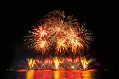 Kara gökyüzü arka planında renkli havai fişekler.