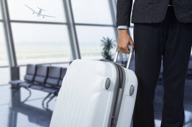 İşadamı ve bavul Havaalanı kalkış salonu, uçağın arka plan bulanık, yaz tatil kavramı, seyahat bavul Havaalanı terminal bekleyen alan içinde. .