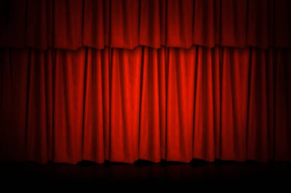 Rote Vorhänge Und Hölzerner Bühnenboden — Stockfoto