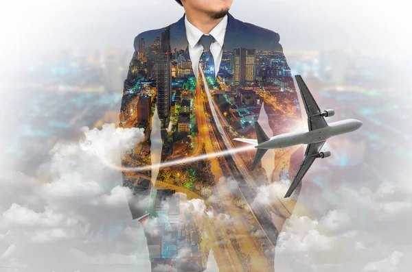 超高層ビル背景と飛行機でスーツを着ているビジネスマンの二重露光 — ストック写真