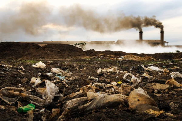 Βιομηχανικά Απόβλητα Και Την Ατμοσφαιρική Ρύπανση Μαύρος Καπνός Από Τις — Φωτογραφία Αρχείου