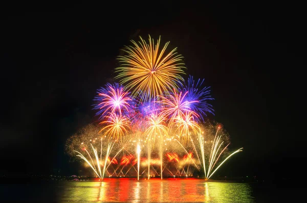 Fuochi Artificio Colorati Sullo Sfondo Del Cielo Nero — Foto Stock