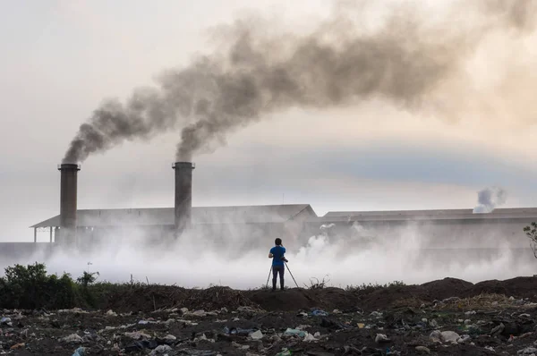 Luftföroreningar Med Svart Rök Från Skorstenar Och Industriavfall — Stockfoto