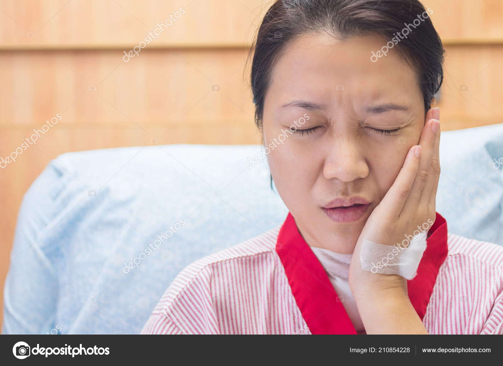 Female Patients Toothache Hospital Room Stock Photo by ©nirutdps 210854228