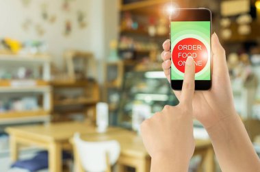 Dokunmatik ekran akıllı telefon kahve simgesini bulanık kahve dükkanı arka plan ile. Kavram Gıda online.