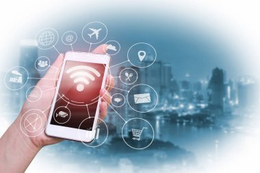 Çift Pozlama işadamı holding Smartphone, kavram iletişim ağ dijital teknoloji yolu ile internet radyo.