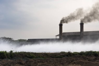 Bacalardan ve endüstriyel atıklardan gelen siyah dumanla hava kirliliği.