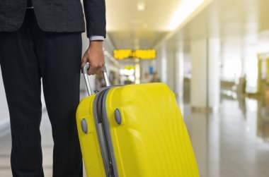 İşadamı ve bavul Havaalanı kalkış salonu, uçağın arka plan bulanık, yaz tatil kavramı, seyahat bavul Havaalanı terminal bekleyen alan içinde. .