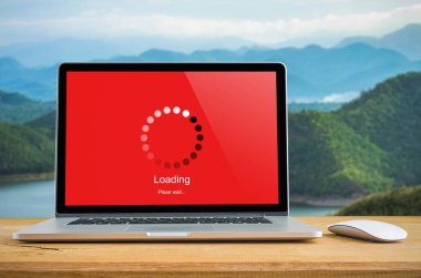 Yükleme çubuğu ile masada dizüstü yüklemek dijital ekranda göstergesi kavramı bekliyor.