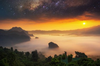 Samanyolu Hill, Samanyolu ile gece için uzun hız exposture.day.