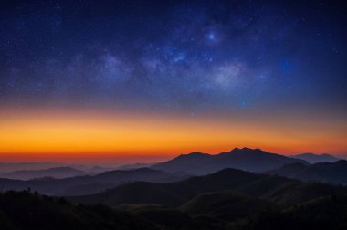 Dağ manzarası, Nern Chang Suek dağ, Pilok Kanchanaburi üzerinde Samanyolu.