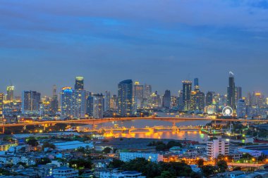Panorama Bangkok Bangkok Tayland alacakaranlıkta iş bölgesinde gökdelen manzaralı.